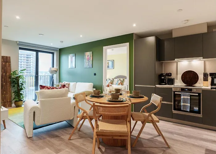 Bali Escape, 2bed 2bath, Center & Stadium 10 Mins * Λιντς