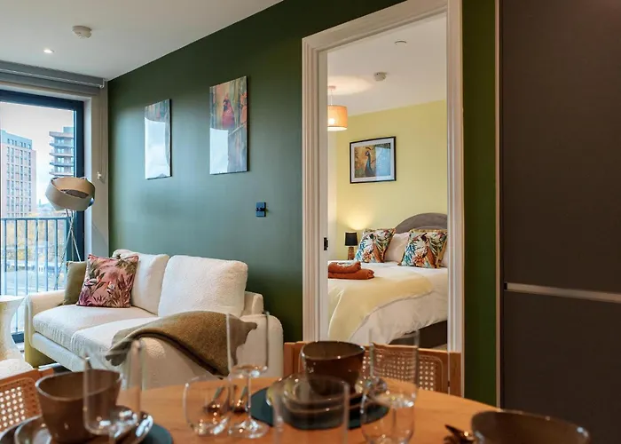 Bali Escape, 2bed 2bath, Center & Stadium 10 Mins * Λιντς