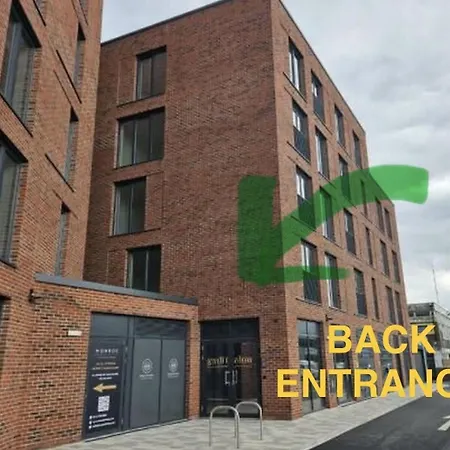 Apartament Island Vibes 2br 2bath, Centre & Stadium 10 Mins *