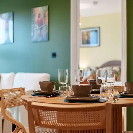 Island Vibes 2br 2bath, Centre & Stadium 10 Mins Apartament