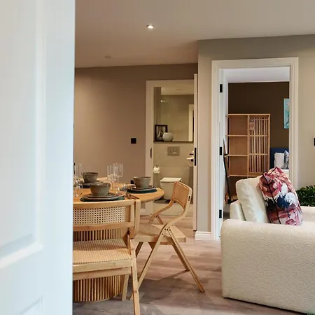 Island Vibes 2br 2bath, Centre & Stadium 10 Mins *