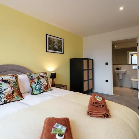 Apartament Island Vibes 2br 2bath, Centre & Stadium 10 Mins Leeds (West Yorkshire)