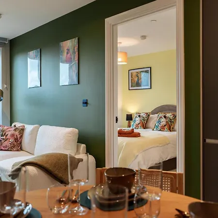 Bali Escape, 2bed 2bath, Center & Stadium 10 Mins * Leeds (West Yorkshire)