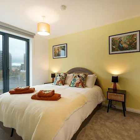 Apartament Island Vibes 2br 2bath, Centre & Stadium 10 Mins *