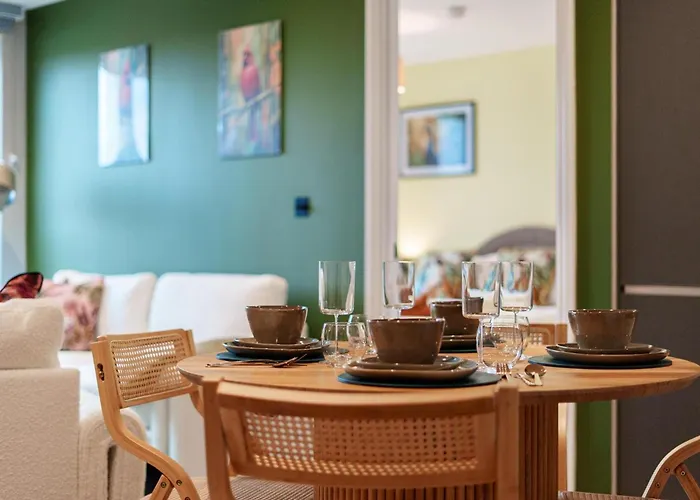 Bali Escape, 2bed 2bath, Center & Stadium 10 Mins Apartment