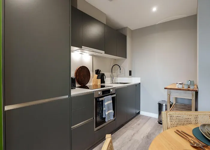 Bali Escape, 2bed 2bath, Center & Stadium 10 Mins Apartment