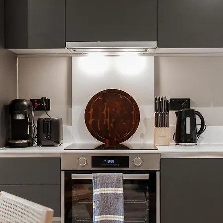 Bali Escape, 2bed 2bath, Center & Stadium 10 Mins