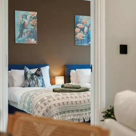 Island Vibes 2br 2bath, Centre & Stadium 10 Mins *