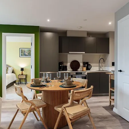 Island Vibes 2br 2bath, Centre & Stadium 10 Mins Appartement