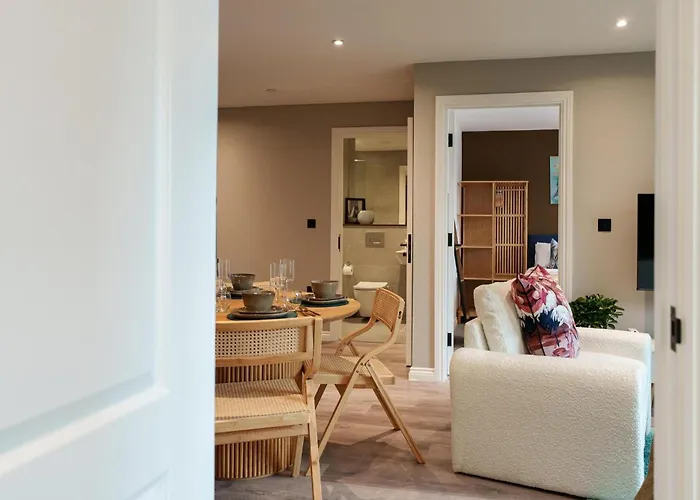 Bali Escape, 2bed 2bath, Center & Stadium 10 Mins *