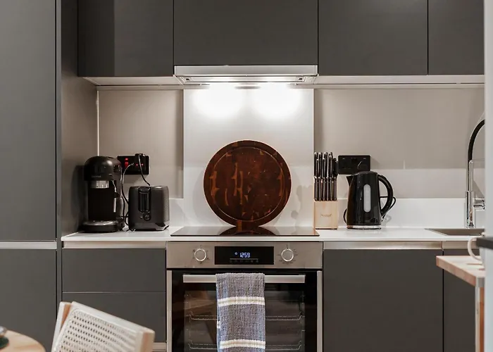 Bali Escape, 2bed 2bath, Center & Stadium 10 Mins